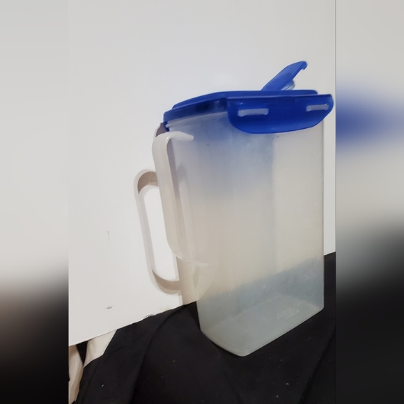 Lock N Lock 2L 66oz Pitcher with locking lid - Picture 1 of 5